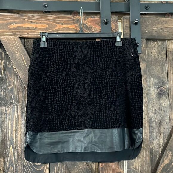 BAR III Women's Velvet/Faux Leather Mini Skirt Size Med - Picture 3 of 7